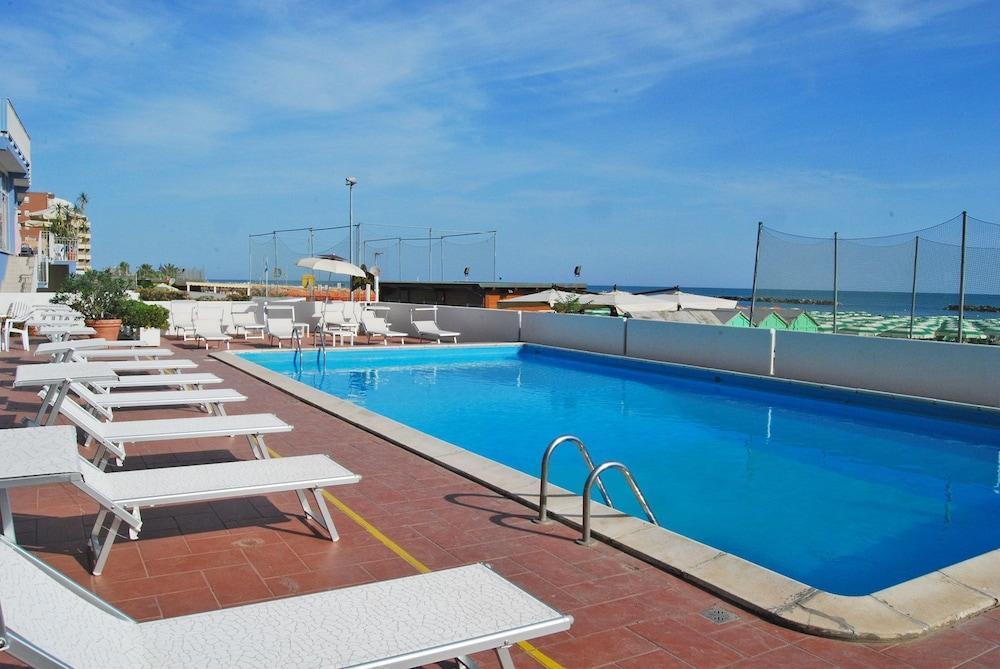 Hotel Embassy Pesaro Ngoại thất bức ảnh